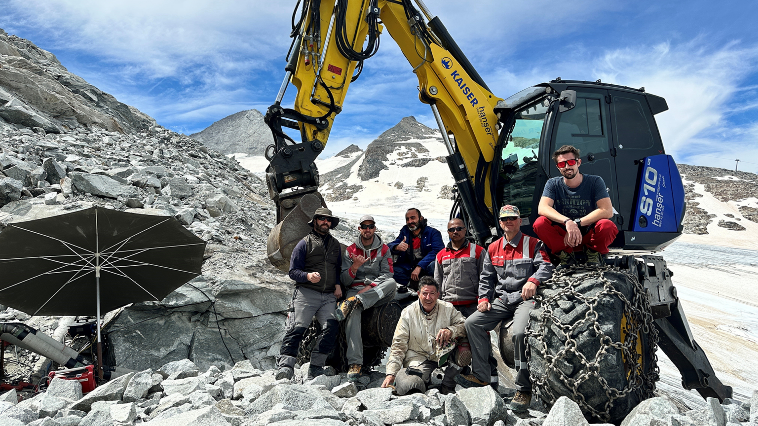 Gruppenbild am Berg mit Bagger